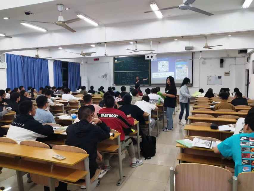 源本科技集团在南京邮电大学举办职业规划讲座