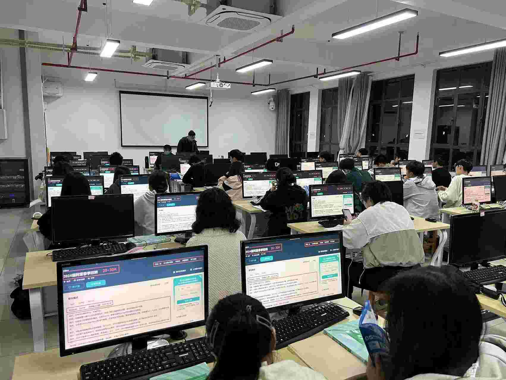 湖南财政经济学院举办大数据相关职业规划讲座