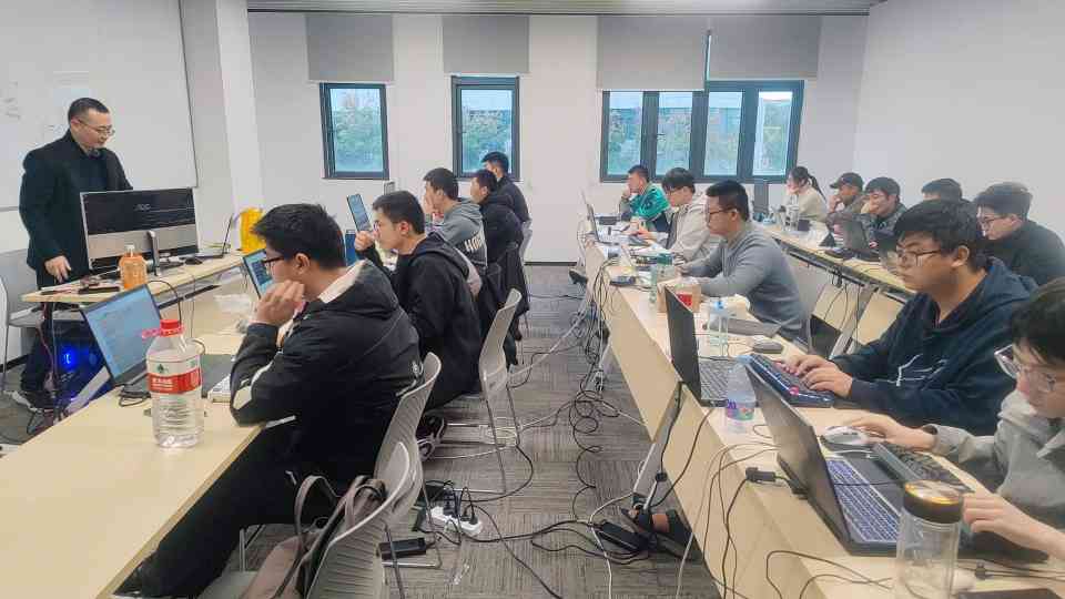 源本科技:南京集成电路培训基地上课的学员们